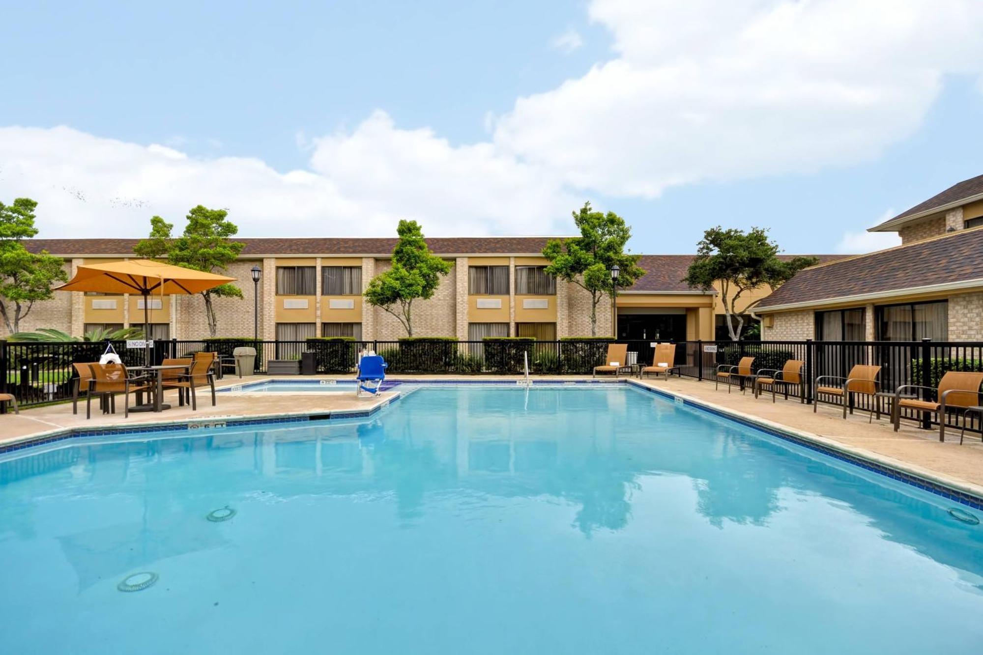 Courtyard Houston I-10 West/Energy Corridor Hotel Exterior photo