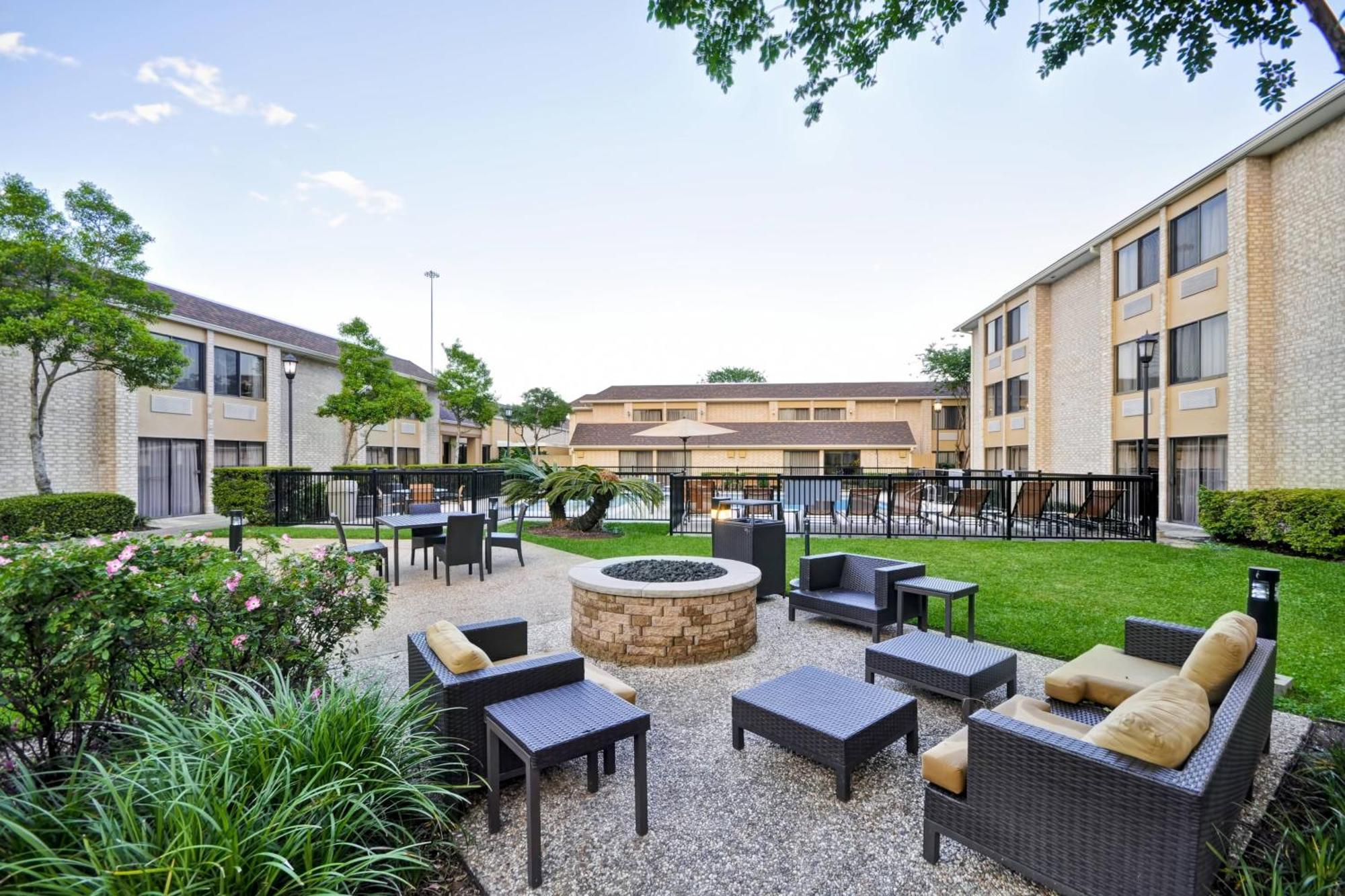 Courtyard Houston I-10 West/Energy Corridor Hotel Exterior photo