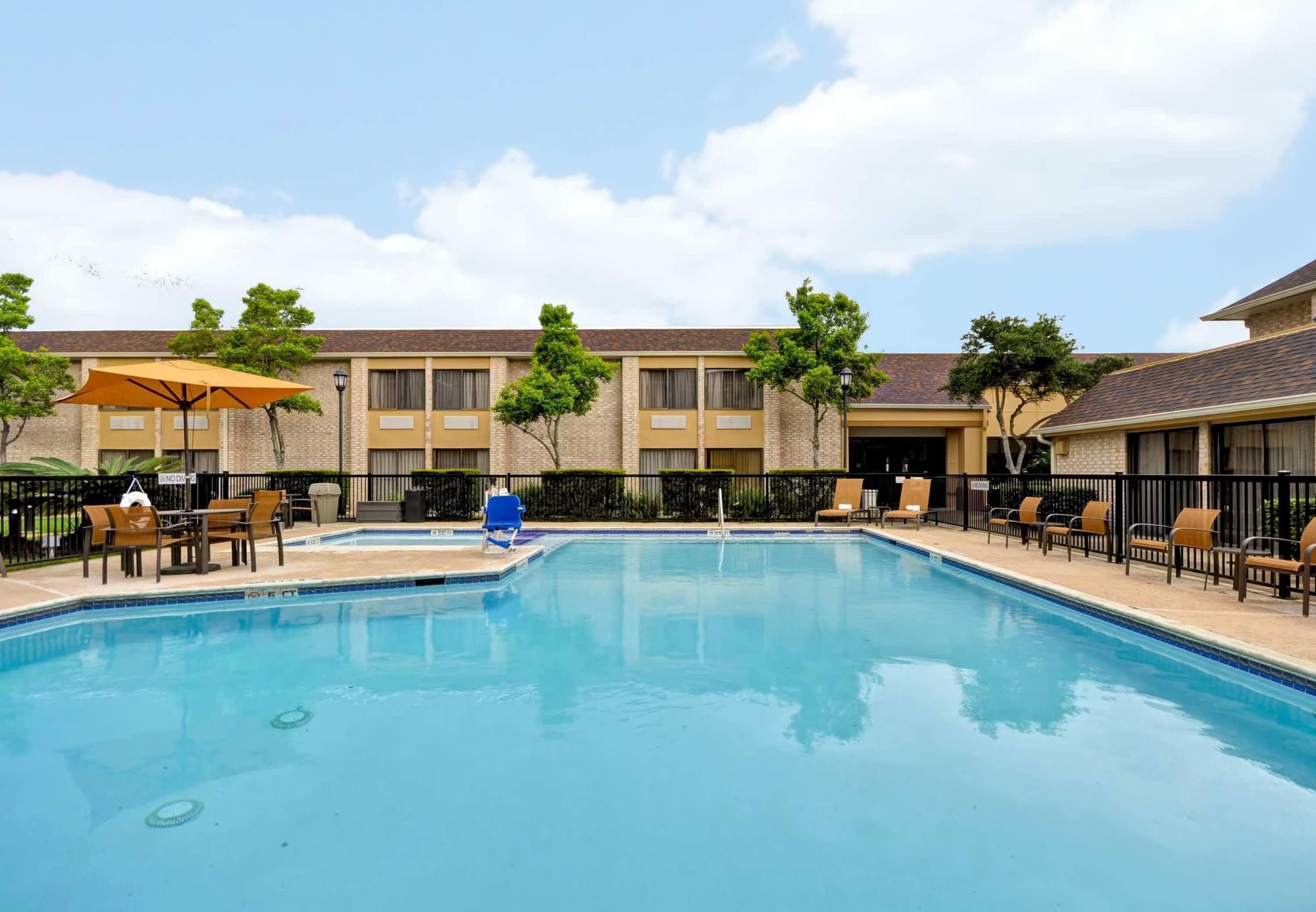 Courtyard Houston I-10 West/Energy Corridor Hotel Exterior photo